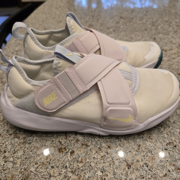 Nike Flex Advance FlyEase Sneaker - Picture 3 of 11